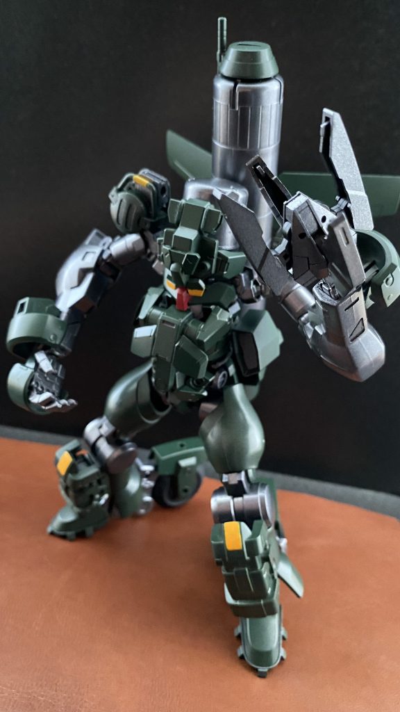 　特に、左腕の格闘戦用クローは、簡単にMSを引きちぎるほどであり、ドリルモード時はあらゆる装甲を穿ち、触れた物を粉砕する。