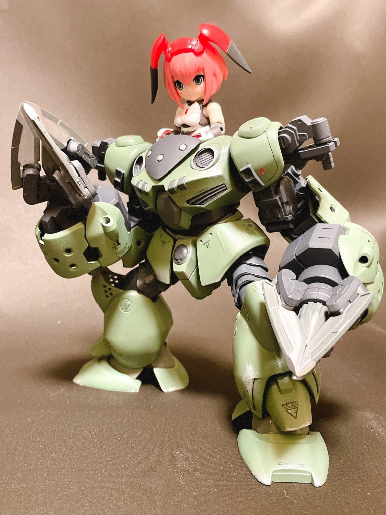 機体の色は最後まで悩んでたんですが、前回作ったDTA用グシオンに近い色にして合わせたいなと思いグリーンに決定並べて飾って楽しみたい