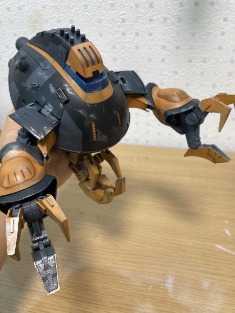 アームを巨大化したことでスカート内に収まらなくなったw