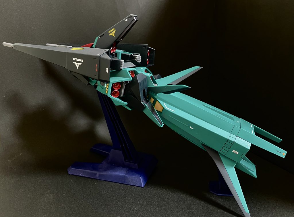 本体と同じぐらい大変だったのがこの馬鹿デカいブースターですね。合わせ目消しとマスキング塗り分けと、かなり時間を要しました。そしてスタンドあるけど自重に全く耐えられません…wwwマフティー仕様で作ろうか迷ったんですが、まぁティターンズの方がイメージかな。旧キットも手持ちがあるので比較したいところ。