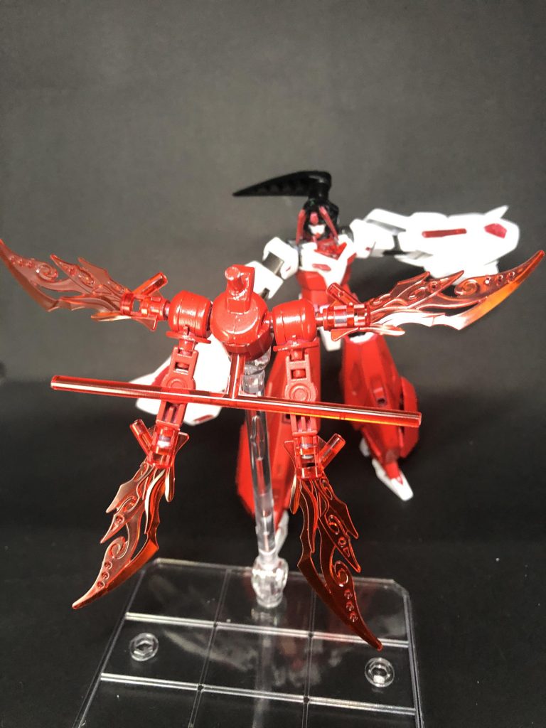 バックパックは変形&エネルギー解放によって鳥居モードに。術の効果を上げたり、バリアを張って防御に使うことも出来る、という設定です。