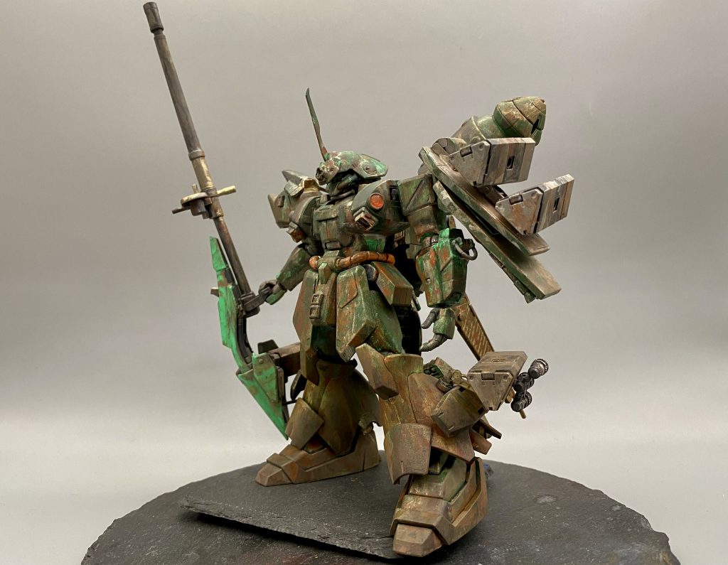 形状としては、ゲルググjを元にしたかったですが、うまく体型を変えるのが難しいキット(元のスタイルがかなり理想的なゲルググ過ぎた。)私が作りたい体型に変えるためにマラサイを軸にゲルググjのパーツを忍ばせる感じで合わせました。