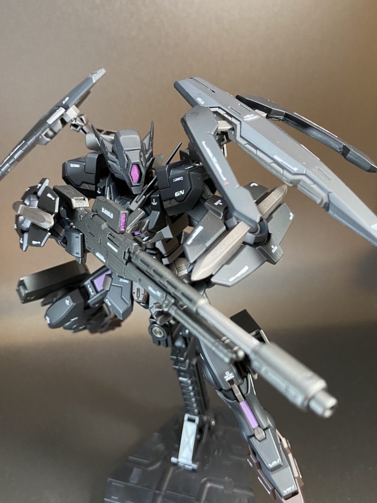 股関節と肩関節、肘関節は他キットや他社ジョイントパーツを移植したので、結構稼働範囲は広くなりました。胴の方にも関節を追加すればまだポージングに幅が出るかもですね。