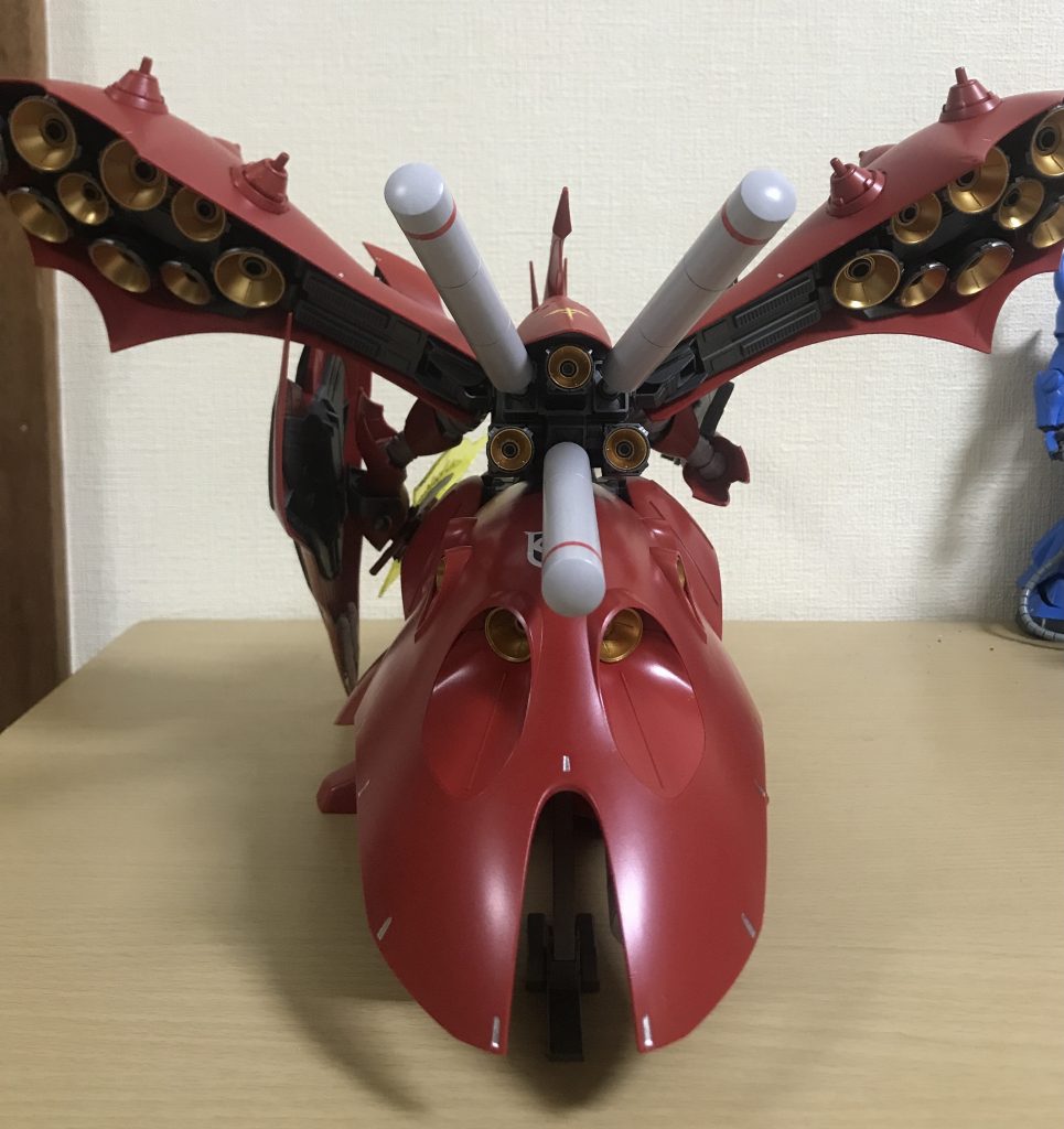 巨大なリアスカートのバーニア部は本来黄色のパーツですが、赤系に塗装し一体感を出してみました。