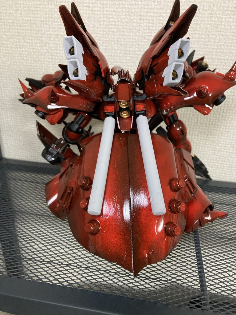 リアアーマーはキュベレイの肩をプラ板で大きくしてシナンジュのリアアーマーのスラスターを2セット取付てますこう観るとパテの盛りあとやヤスリ失敗が目立つ(-.-;)