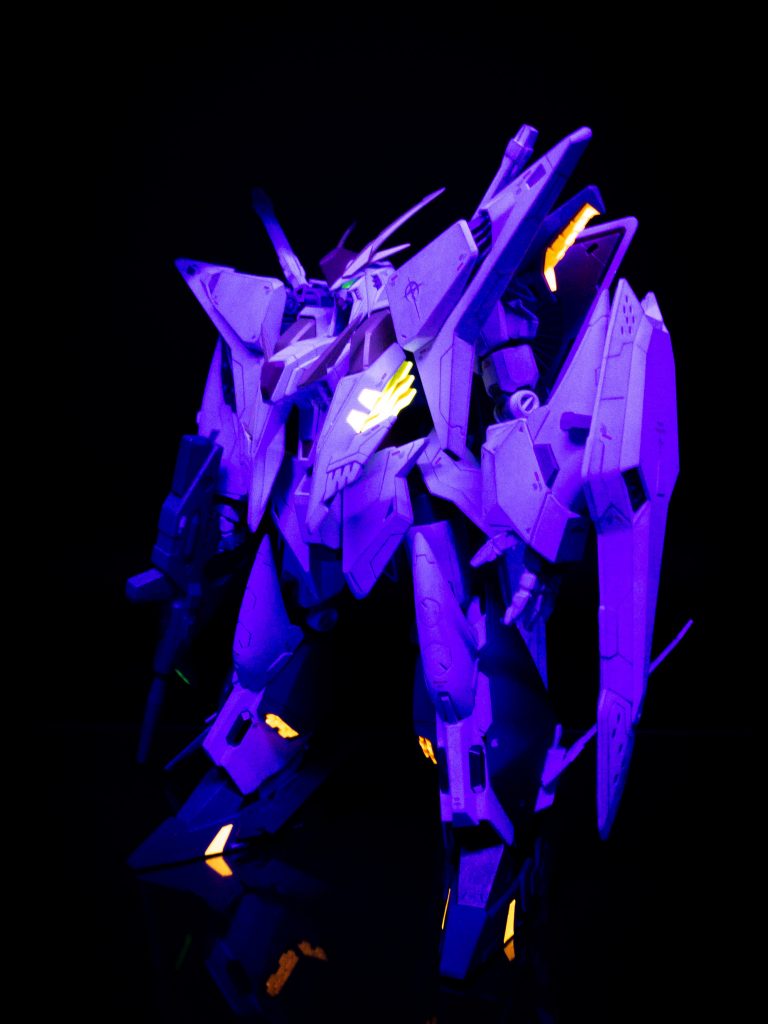 こちらもペーネロペー同様蛍光塗料で部分塗装しているのでブラックライトで光ります。