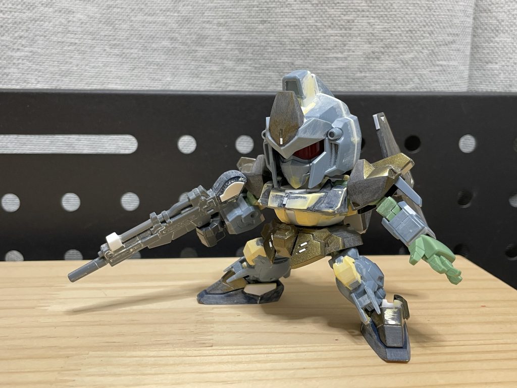 腹部はエポパテでベースを作った後、ゴールドの部分はポリパテで追加しました。脚部はデルタプラスですが、膝が百式っぽくないのでポリパテで整形。