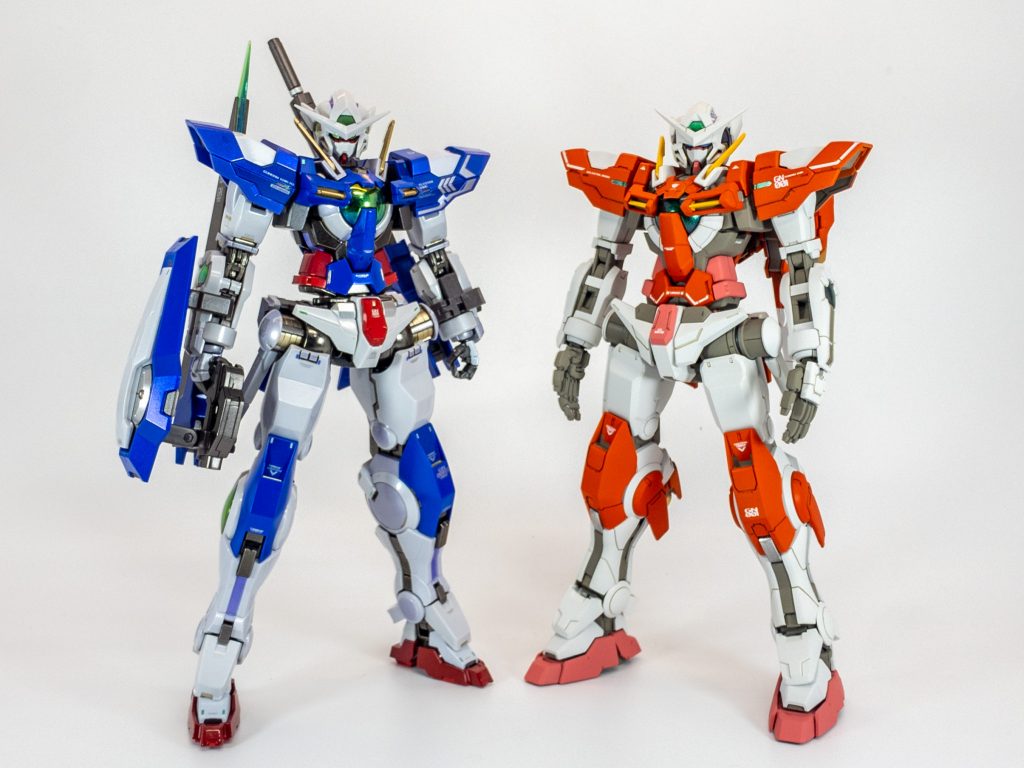 メタルビルドのR3と比較。同じ1/100スケールですが全くバランスが違います。今回はあえてメタルビルドとは対照的に暖色系のカラーにつや消し仕上げにしています。