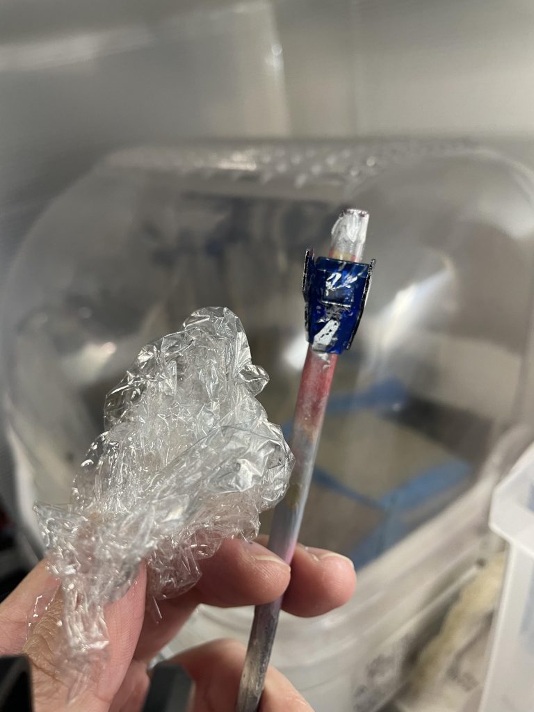 ラップに、シルバーをエアブラシで吹き付けてパーツに押し付けます。