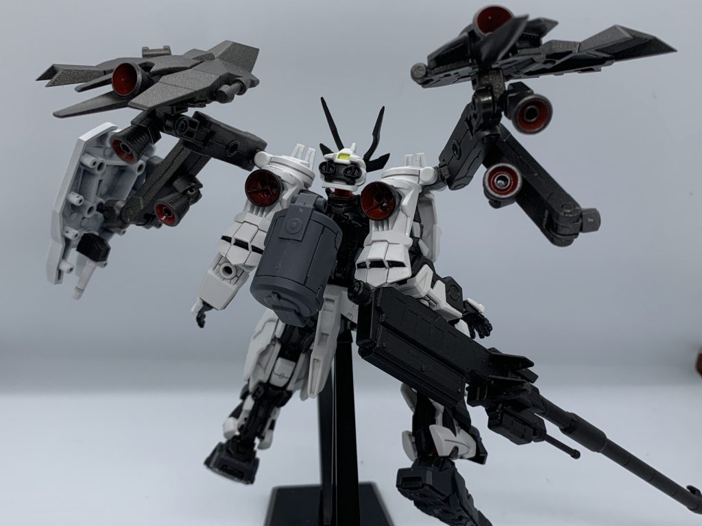 ブースターはライフルを装備するにしたがい展開、干渉を防ぐ。