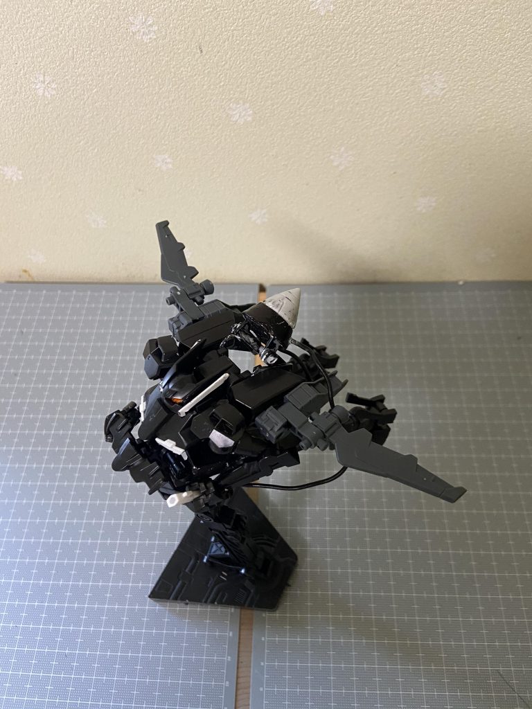 さらにGNフラッグの時はオミットされていた、可変機構を復活させていた、可変時は擬似太陽炉も機体上部に移動する。