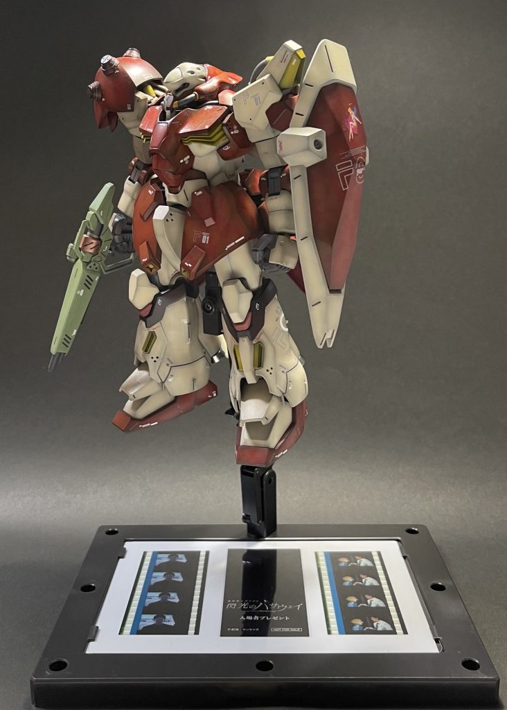 よく見ると…左半身に都市型迷彩・ドッド迷彩塗装をしています。