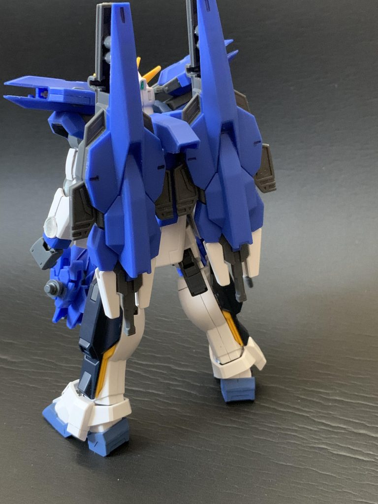 背中にはOOセブンソードのGNバスターソード×2を貼り付けて、スラスターっぽいものにしてます。