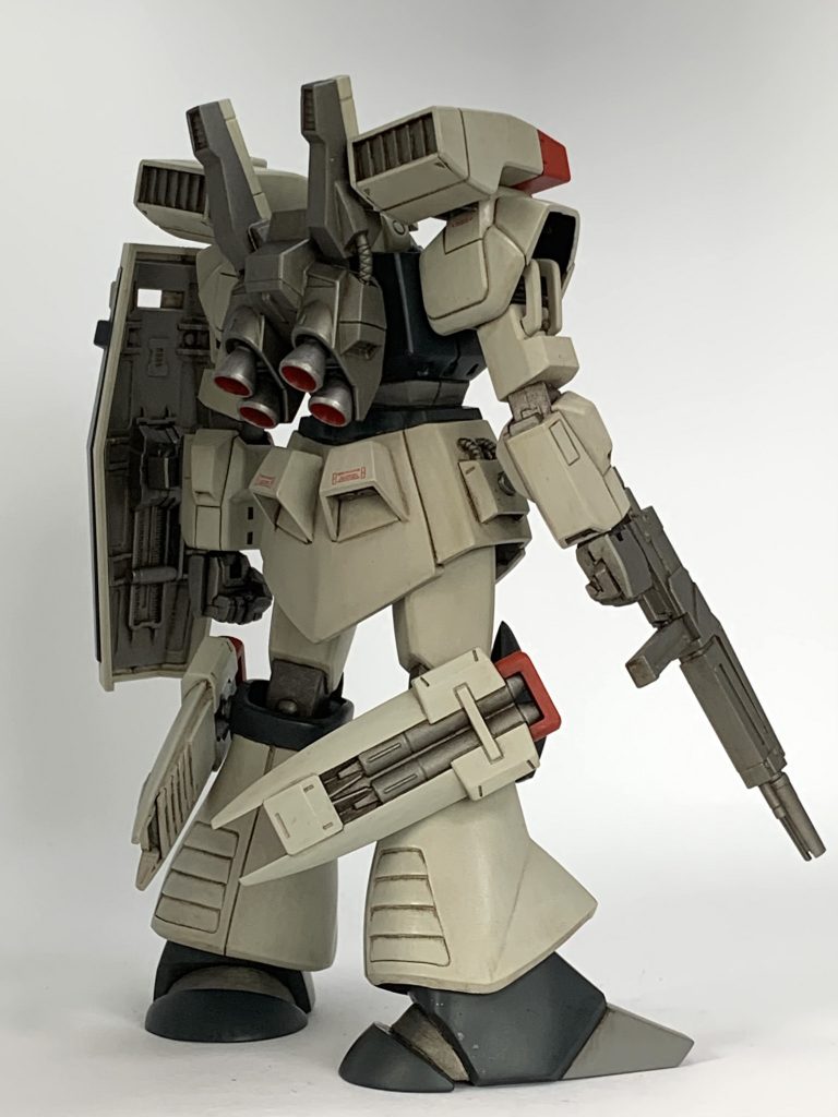 ミサイルランチャーは腰部から脚部に移設しています💦