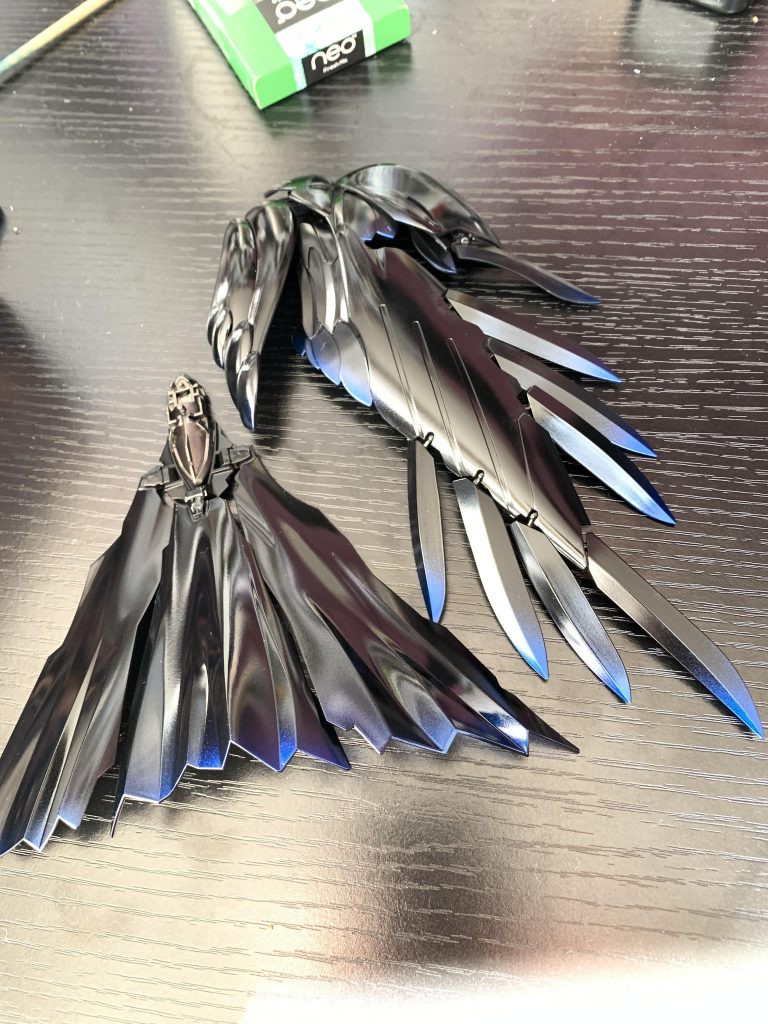 翼と腰のマントとは青でグラデーションに