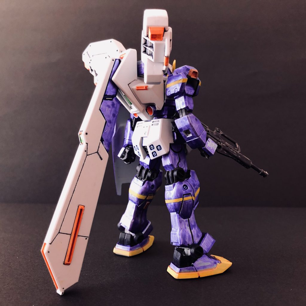 とにかく塗装が大変でした...orzまずパーツが小さいので塗り分けが大変😢エアブラシを使えばよかったのかも知れませんが、平日深夜の愉しみに大掛かりな準備時間は取れず、ガンダムマーカーの直塗りでチマチマ作業しました。