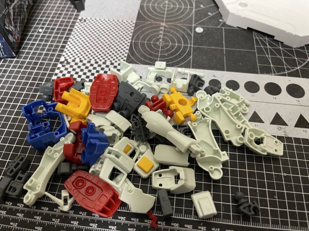 一度組み立てたEGガンダムをバラバラにしました。ここでパーツの選別を行い不要な部分の切削、MGの大きさに合わせた穴あけ作業等をしました。