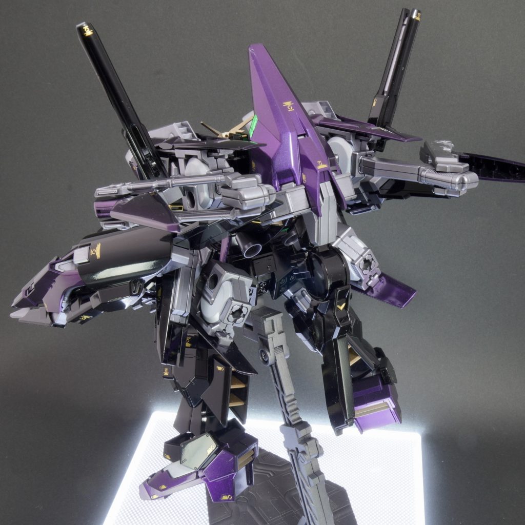 もはやガンダムには見えない後ろ姿