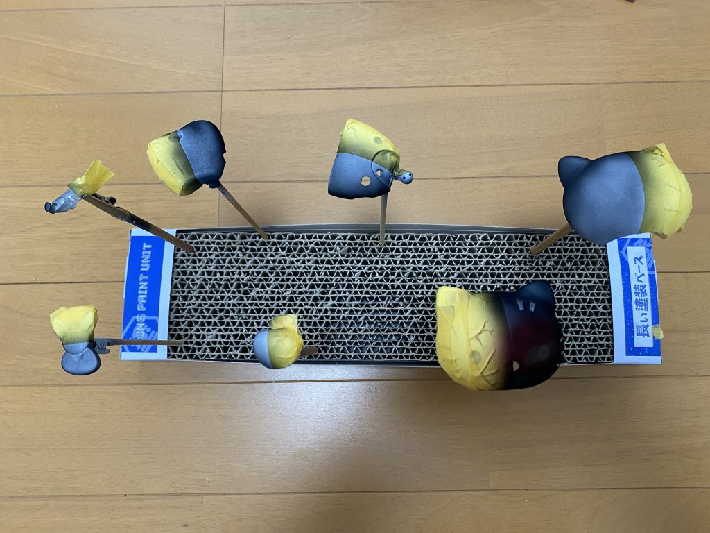 ストーリーにも塗装工程は上げていますが、この写真は黒色無双の1度塗り目の写真です♪なるべく薄く、砂吹きのような感じで吹いて重ねていく感じだと聞いて実践してみました♪