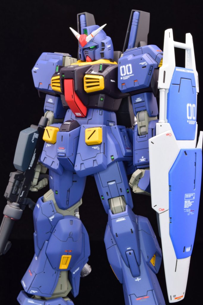 フェイス部は、取付位置やモールドを変更。口先の形状を修正し、ツインアイはプラ板で作成。