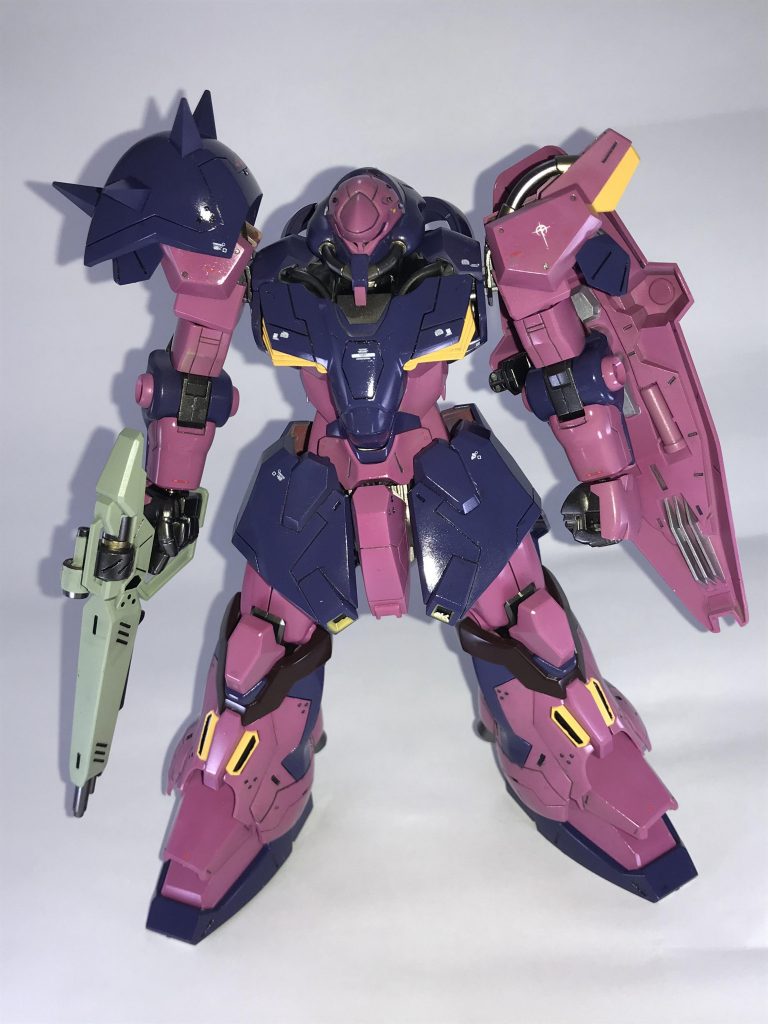 ピンクの部分はガイアカラーのブリリアントピンクにマゼンタやシアンで調色。紺色の部分はティターンズブルーにシアンやパープルで調色しました。アーマー裏やシールド裏の部分塗装にはエナメル塗料のシルバーで部分塗装しました。