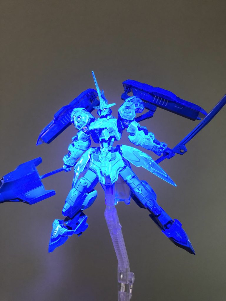 最後にブラックライトで照らした全体を写して〆です。ご覧いただきありがとうございました😊