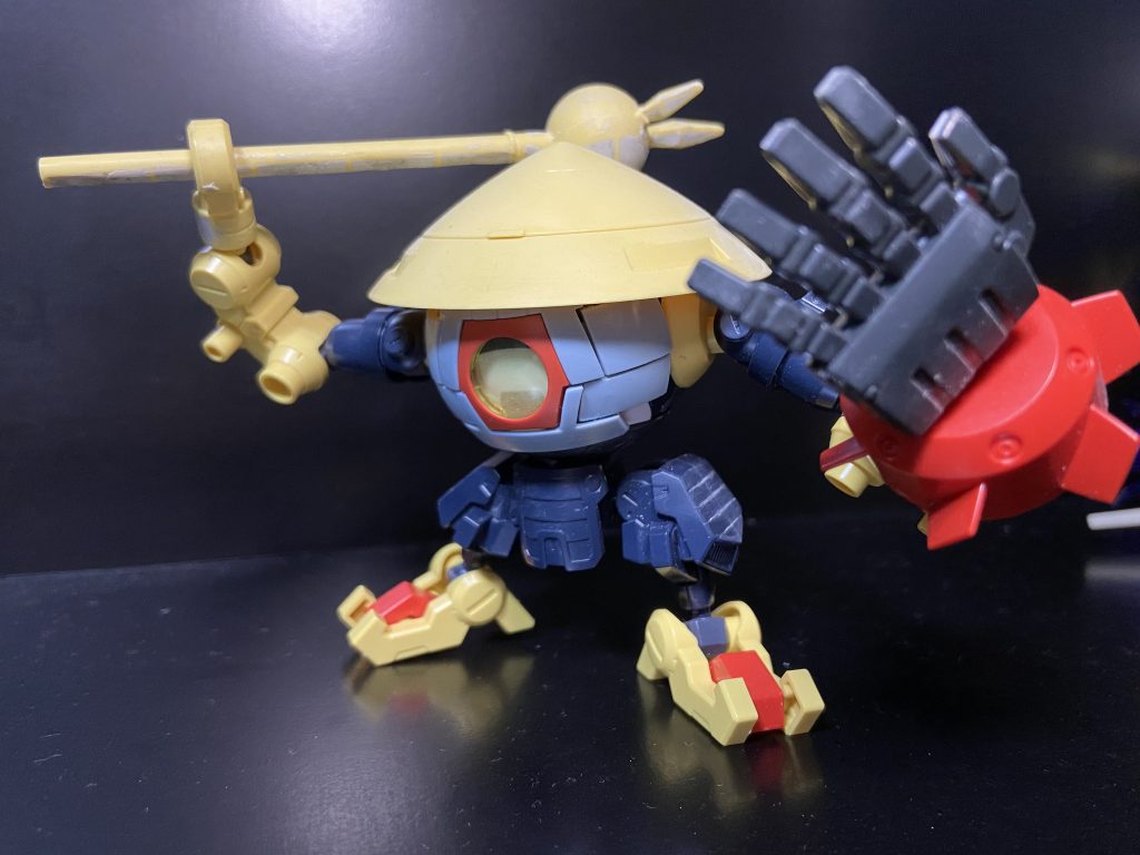 足軽タママロボとHGUCボールのニコイチです^ ^何気に肉抜きだらけなのであっちゃこっちゃプラ板とパテで塞ぎました✨ボールの方が小さいので切り貼りしてます。段差を均すのはサボりました💦