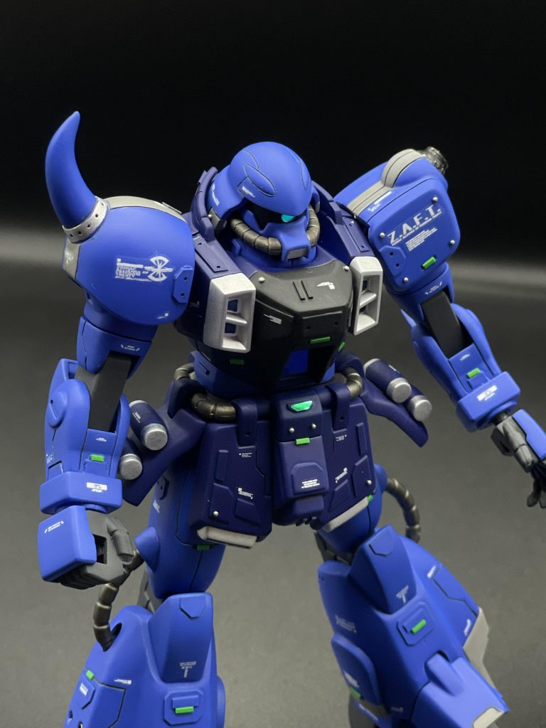 モノアイはHアイズ+SPプレート2へ変更。蛍光塗料で塗装していますのでブラックライトを当てると光ります。プラ板貼り付け、スジ彫りや塗り分け、メタルパーツ、開口、ラピーテープなどディテールアップ満載です。