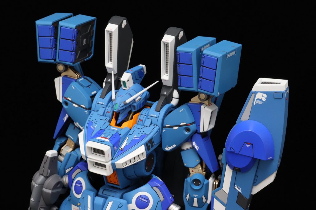 金属パーツとレッドチップを適度に配置して面が寂しくならないように