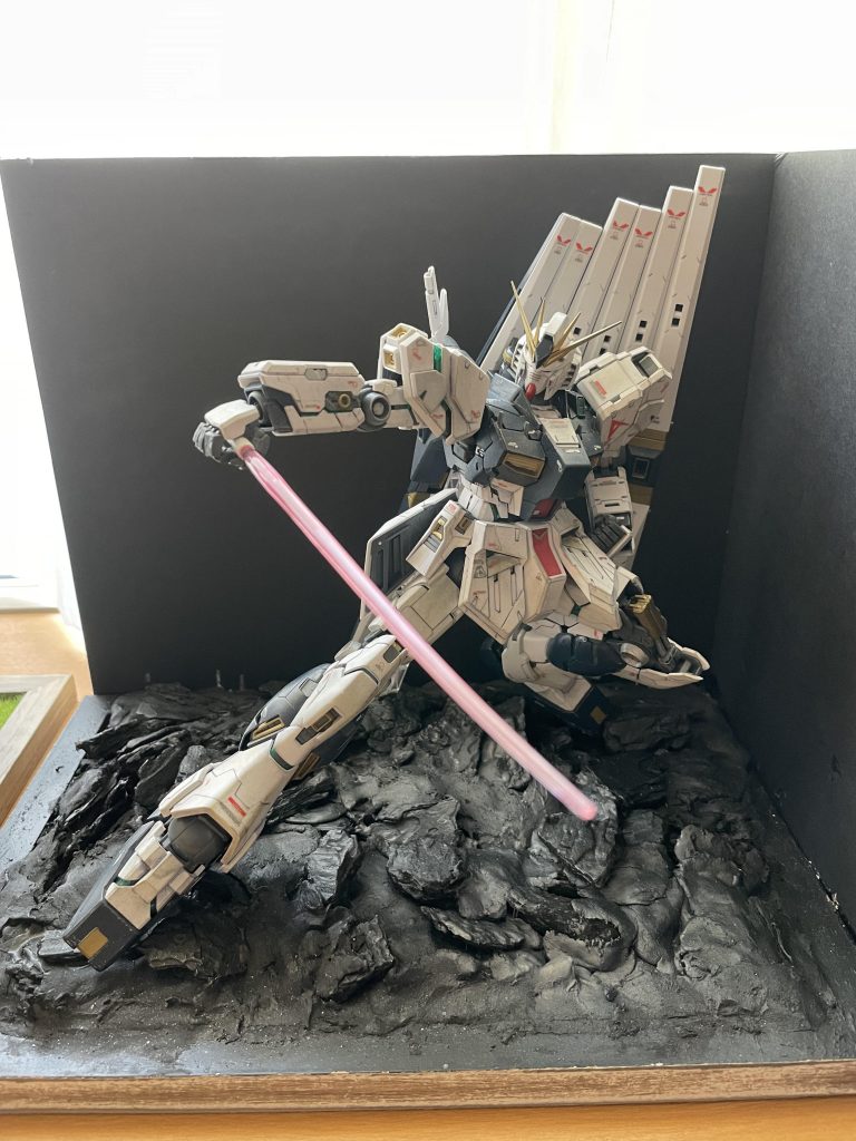 ジオラマはいつも通り100均アイテムのみで作成ウッドチップと紙粘土で地表を作成、あとはスチレンボードとフォトフレームを活用しています