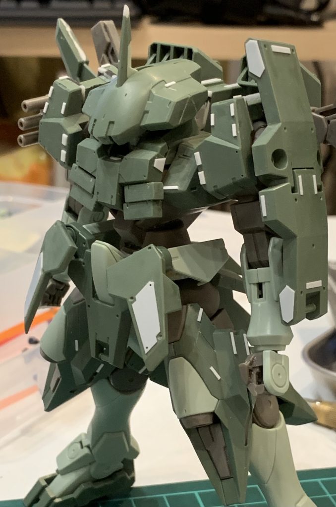 塗装前。角の鋭角化と各所ディテールアップとしてプラ棒、プラ板を貼り付けています。