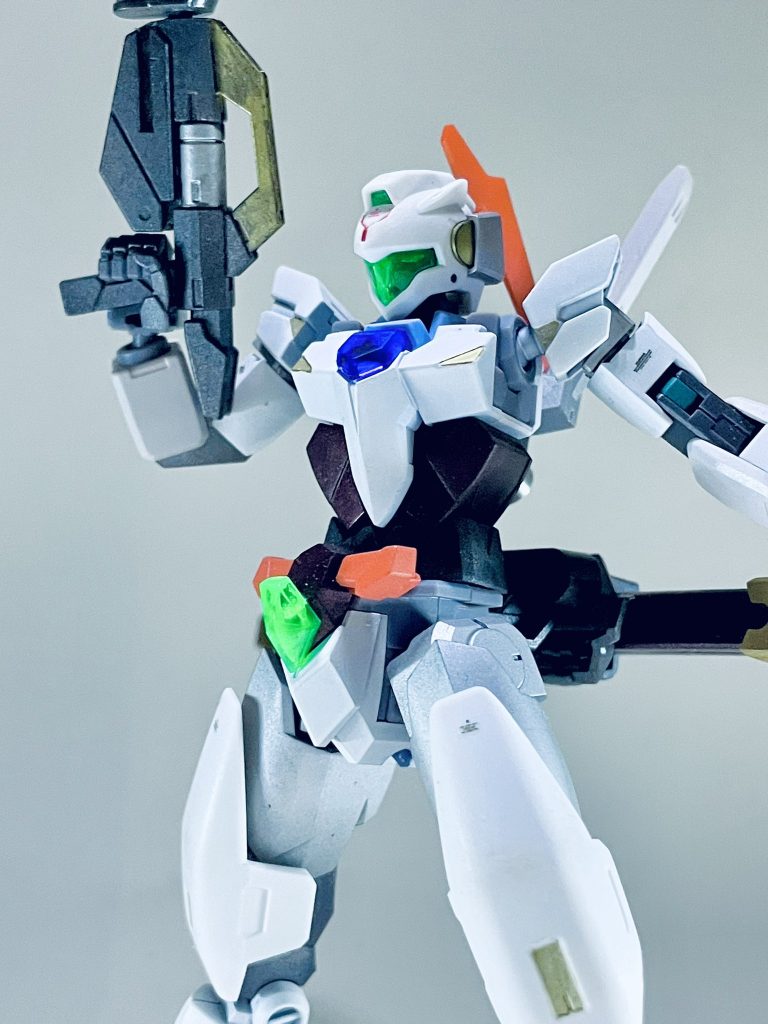 バイザー内のツインアイはガンダムマーカーメッキシルバーで塗装。光らせることができました♪