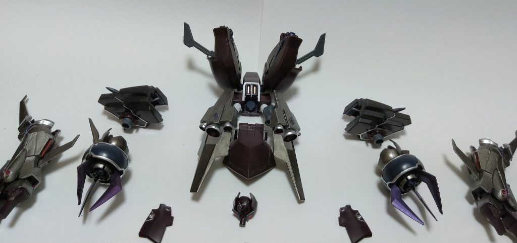 ウィザーローズアーマーローゼン·ズールを模して作られたアーマー。ウィザーは枯れるという意味なのでウィザーローズは「枯れた薔薇」になります。それでは···コアチェンジ···ドッキング、ゴー···