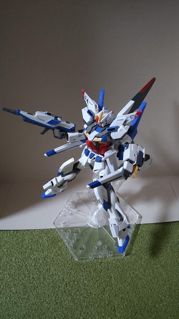 スタビライザー&ヴェスバー展開。この機体は格闘武装が多めなので所謂フルバースト形態の迫力はあまりありません。