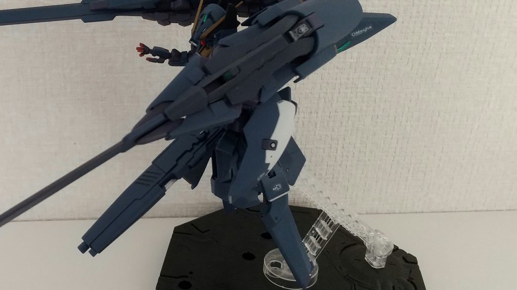 脚部のデザインが秀逸。まさに機能的。