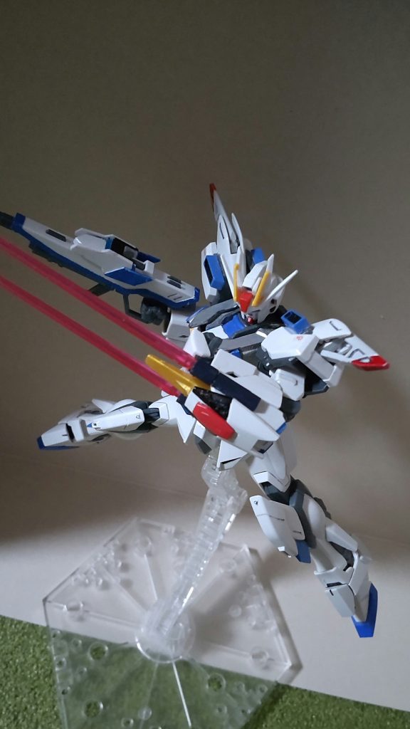 バックパックを外して軽装状態&腕部ビームサーベル展開。この腕部ユニットは見ての通りビームシールドも展開できます。