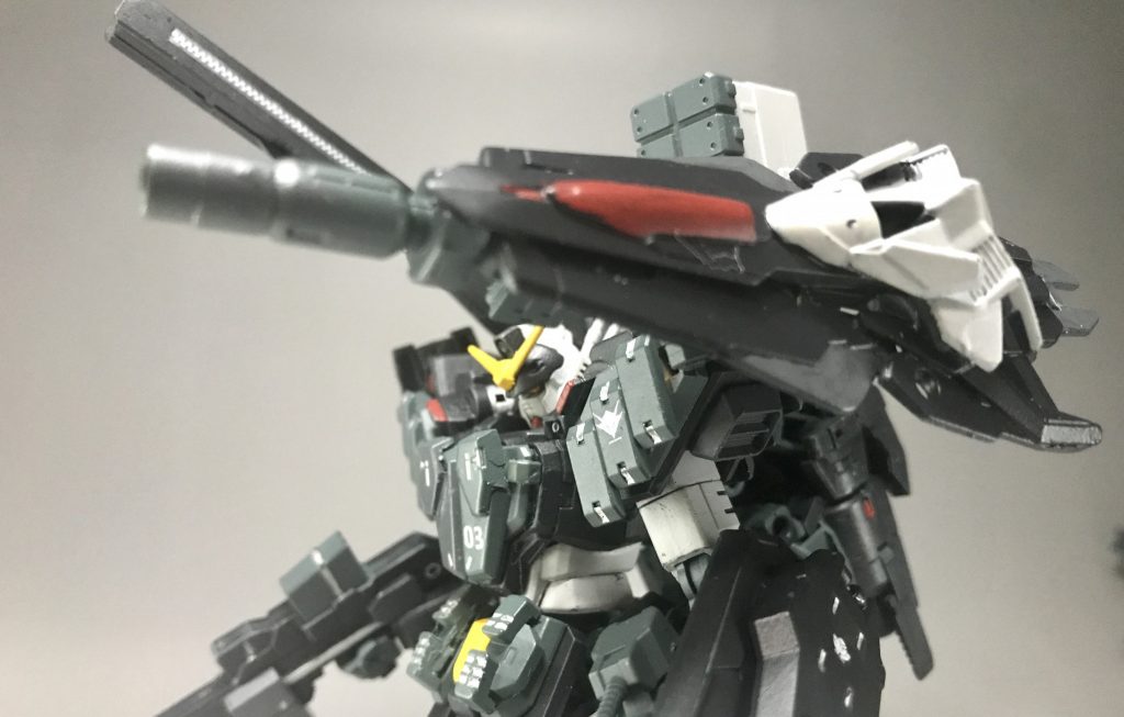 肩部シールド内臓ロケットランチャー左肩に装備している攻防一体型の射撃武器