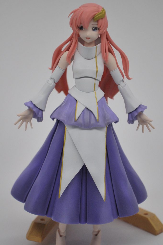 髪は成形色のままでは濃いと感じたのでホワイトとクリアーを混ぜたものを軽く吹いてます。ロングスカートの凸部分には明るめに調合した色を吹くことで立体感を出したつもりです。