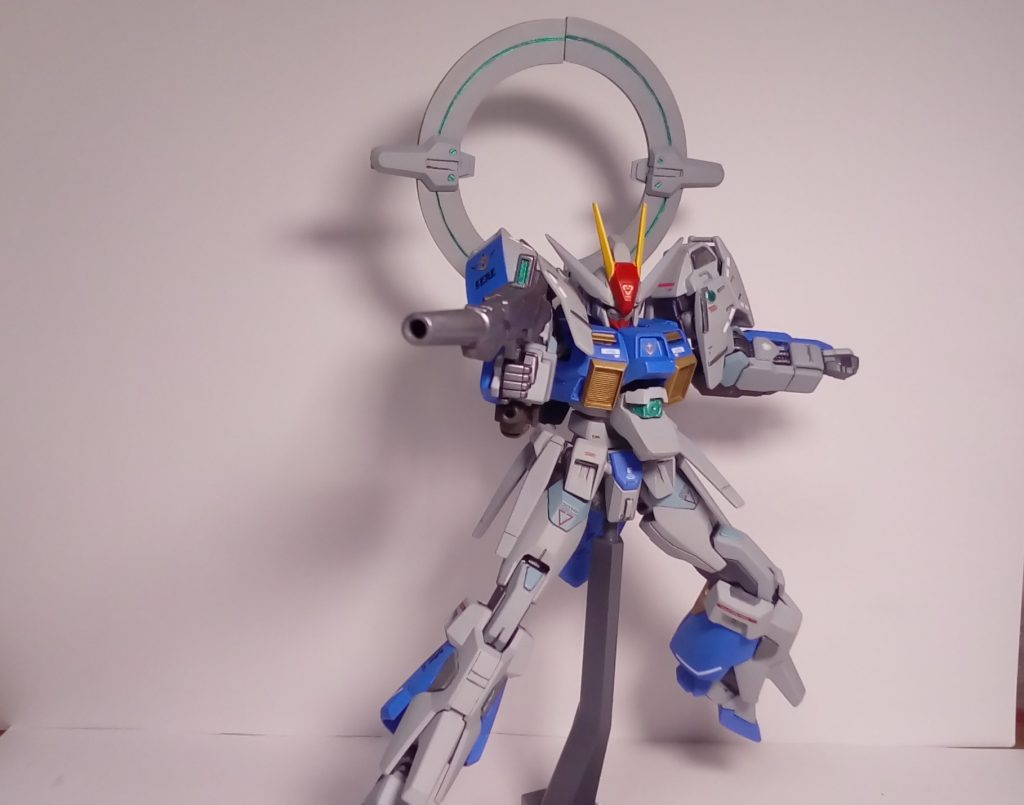 ご覧いただきありがとうございます! とっても長々と自己満設定を書いてしまって申し訳ございません。 私はとにかくおでこが大きかったり、おでこに色が付いてるガンダムが大好きでして(クスィー、ΖΖ、ヘビーアームズ等…)、「おでこでっかいガンダム作るぞー!」ってのが今回の出発点でした。そこから何故おでこがでかいのか?おでこがでかいという事はアンテナがでかいアンテナがでかいなら通信慣性が得意なのかもしれない警戒機に近いガンダムにしようと発想して作り上げました。 世界観は連邦とか、ミノフスキー粒子とか、ニュータイプとかをふんわり継承したアナザーガンダム(Xみたいな感じ?)を想定しているので、ミノフスキー粒子下でレーダーが強化されるのだとしたら、やっぱり仮想敵はニュータイプによる狙撃やサイコミュ攻撃だよなと思って対抗できそうな設定にしました。