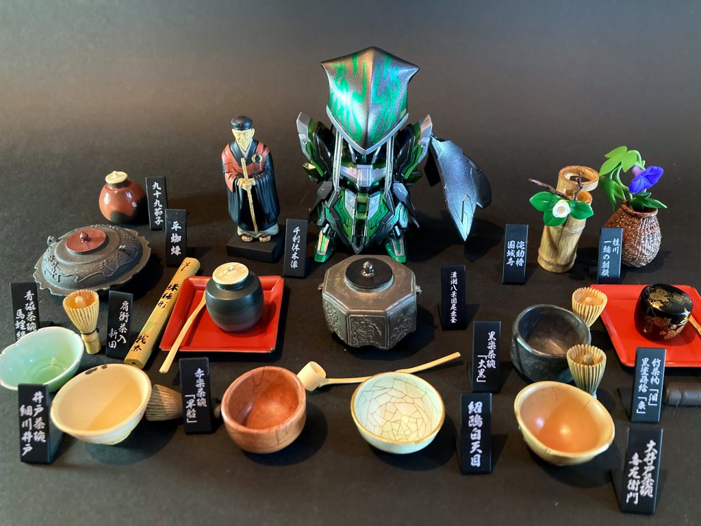 上掲写真の茶器類のミニチュアは、ガチャポン商品「戦国の茶器」シリーズを趣味で収集していたので、利休の来歴に合わせて活用させて頂きました。