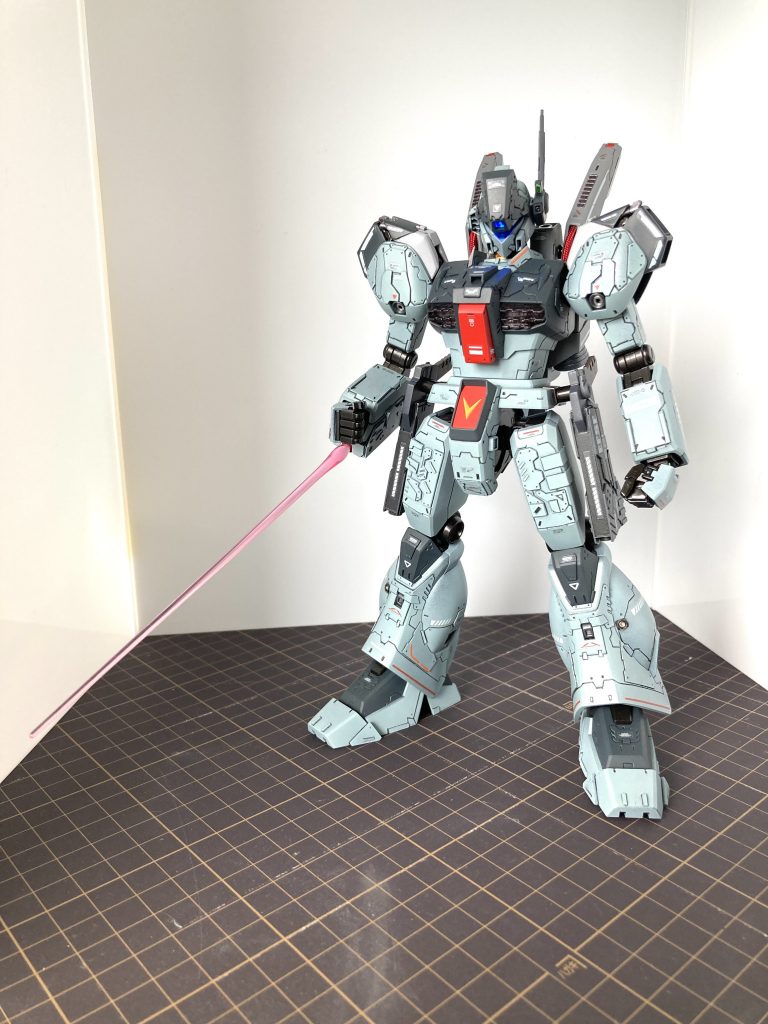 右手にはサーベルラックのサイドアーマーを加工して、サーベルボックスを仕込みました。