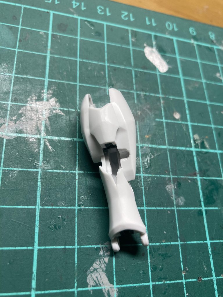 足はこのように削って後ハメしました。太ももは後ハメも難しそうだったので、そのまま接着して、マスキングで色分けしました。