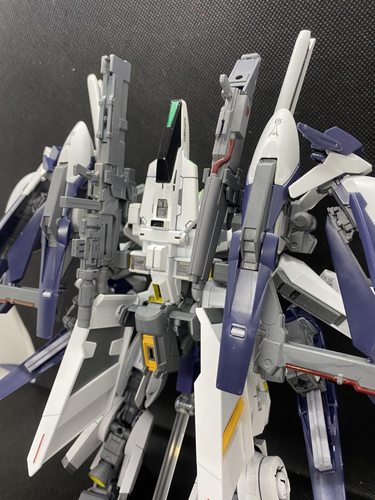 懸架しているライフルは前作から流用したグレネードランチャー付きのビームライフル、ヘイズルⅡに付属していたビームライフルのストック部分をカットして見た目を整えたものとなります。ラックの部分はHGBCボールデンアームズに付属した3ミリ凹凸パーツとフライルーに付属するライフル固定パーツを接着したものです。