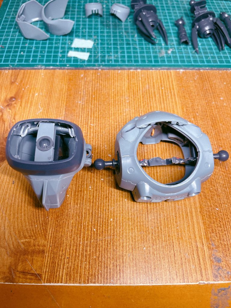 ちなみに中身はこれくらい切り飛ばしてます。胸部に横一本残ったフレームに座る感じになります。