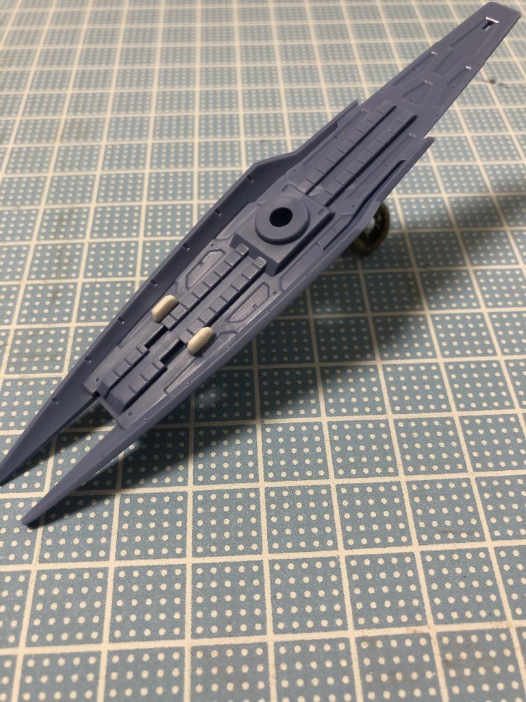 こちらがビームサーベルの取り付け方を変えた写真です。プラ板でピンを作って、そこに付けるようにしました。シールド表面は防御に専念させる構造にしました。