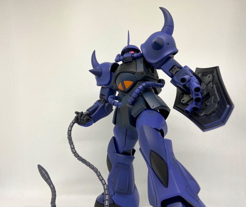 グフってとても難しい機体だと思います。難所は色です。他のモビルスーツに比べて人によってグフの青さの好みが違う気がするんです。実際他の方のキットやイラストを見ても格好いいのに少しムズムズ..どうやら私にも私のグフが居るようです。そんな私のグフはこれ。下地をサーフェイサーエヴォブラックにし重たくしましたが、青自体は少し明るいものを選びました。