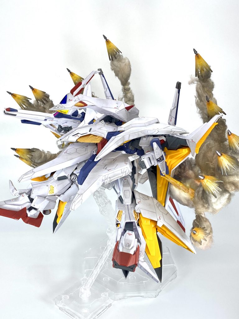 エフェクトの軸に両面テープで綿を巻き付けて塗装するだけの簡単なお仕事ですが効果は絶大。大迫力の仕上がりになりました。