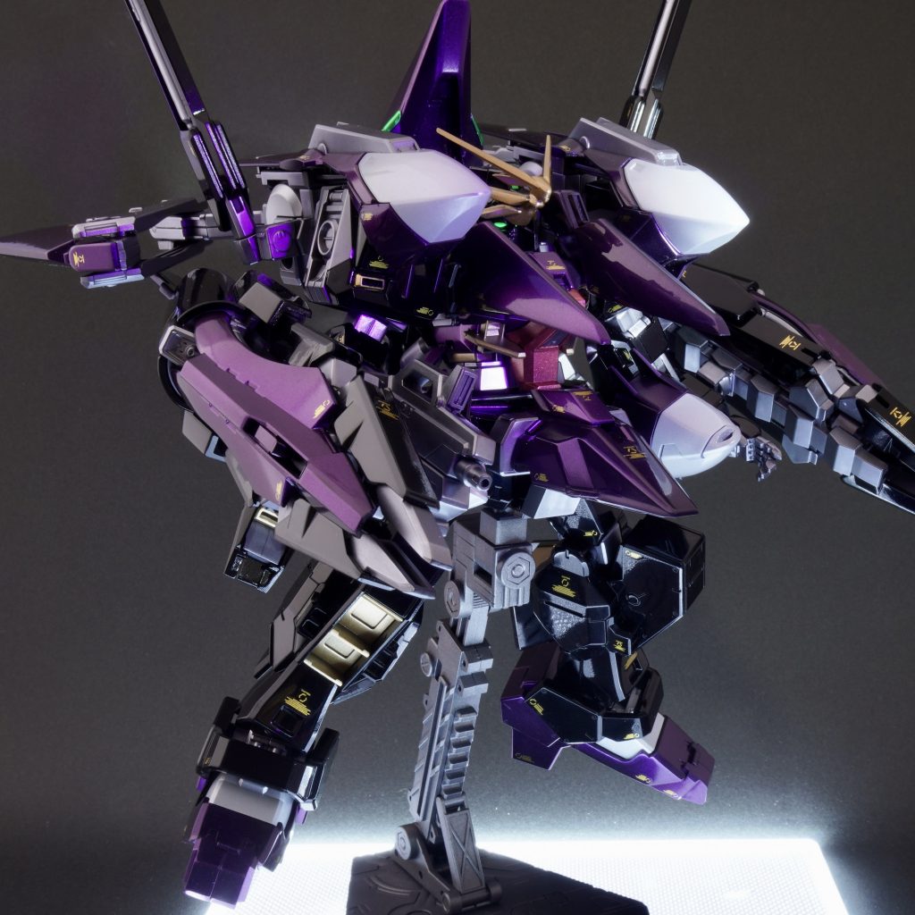 ちょっと暗めに撮影。ツインアイは蛍光塗料なのでUVライトで発光します。