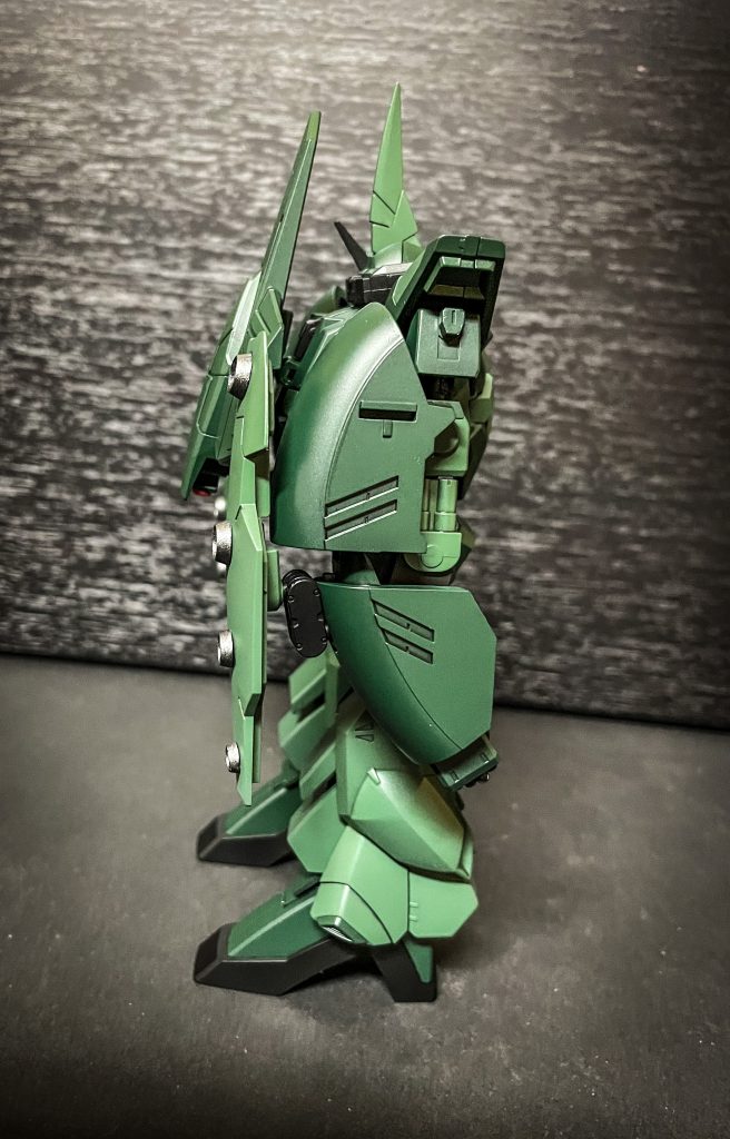 側面これはバーザムの特徴であるコストパフォーマンスを極力削がずに済む方法を模索した結果でもあり、バーザムのコンセプトを否定しかねない改造だった為片方の利点は残そうという保険でもあった。