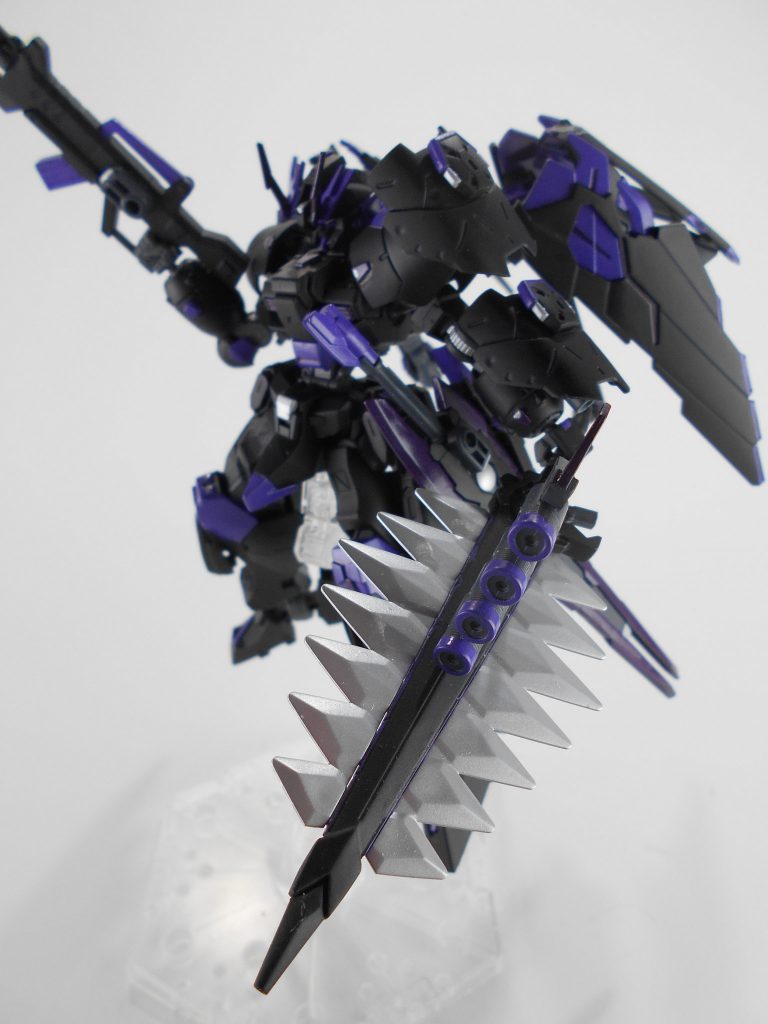 ムラマサ・ブラスター改・「シェグテア」、ビームエミッター展開。ムラマサ・ブラスターとしても使用できるため、ビームソードにもなります。ピーコック・スマッシャーの砲身が切り裂く動作の時に邪魔をするため、切るためではなく接近してきた機体を削り焼くために使用します。「シェグテア」はドイツ語で「猛毒」のアナグラムです。